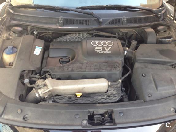 El bote con tapa hermética para la gasolina de 5 l de plástico