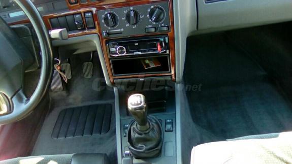 Por qué huele la gasolina el salón del automóvil