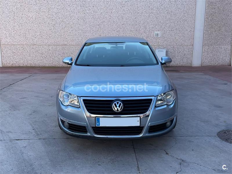 VOLKSWAGEN Passat (2005) - 4800 € en Zaragoza 