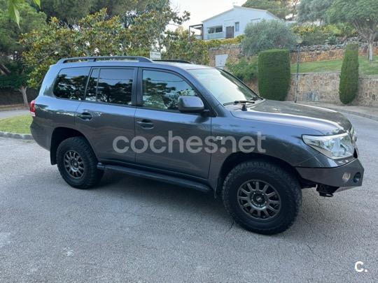 TOYOTA Land Cruiser 200