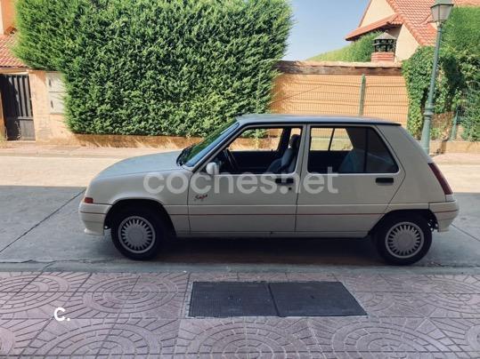 RENAULT R5