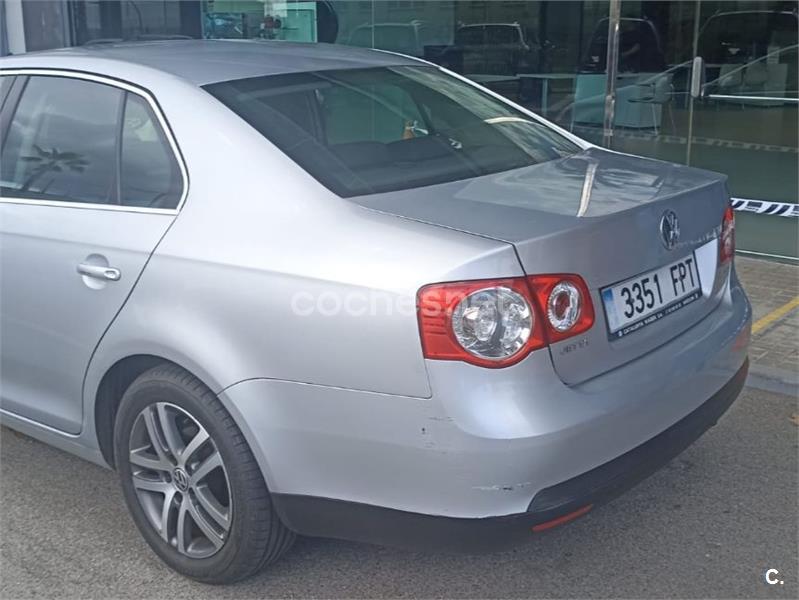 VOLKSWAGEN Jetta 1.9 TDI 105cv Advance 4p.