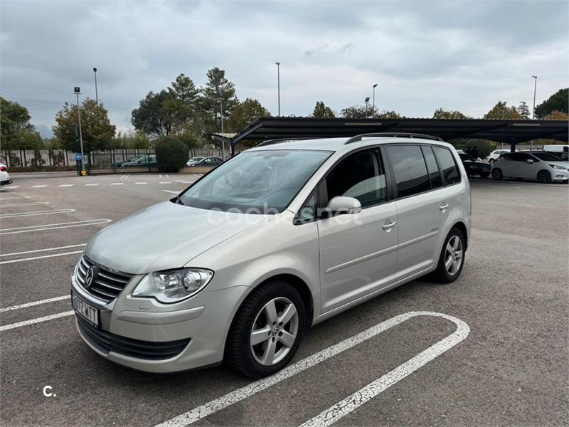 VOLKSWAGEN Touran