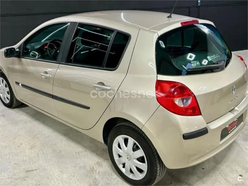 RENAULT Clio Confort Dynamique 1.2 16v