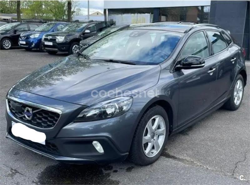 VOLVO V40 Cross Country 2.0 D3 Momentum Auto