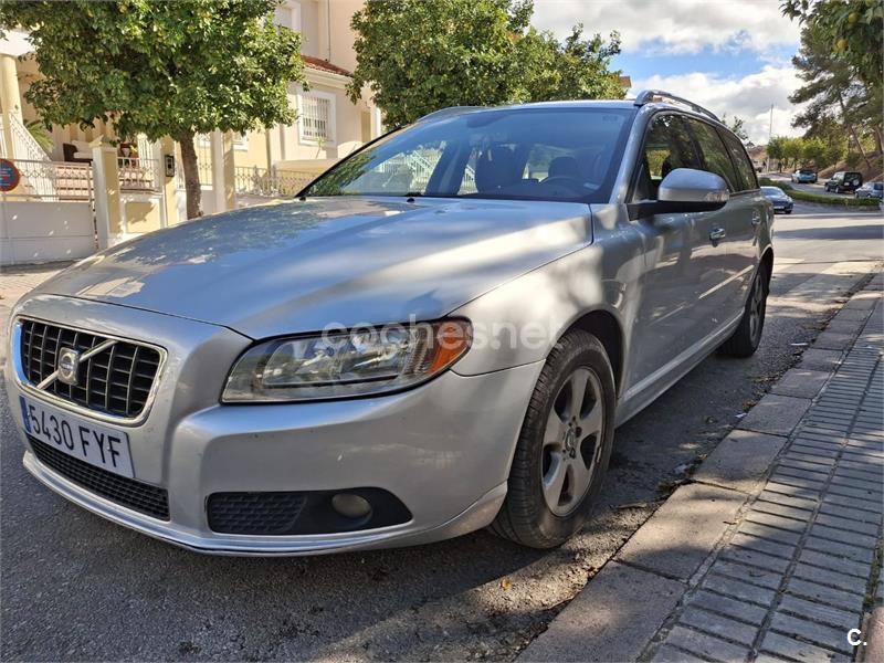 VOLVO V70 D5 AWD Momentum Auto