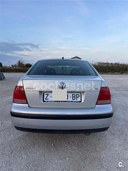 VOLKSWAGEN Bora 1.6 HIGHLINE