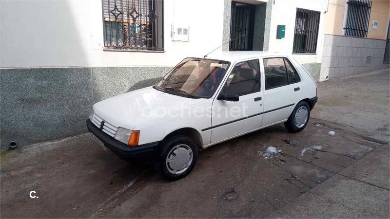 PEUGEOT 205