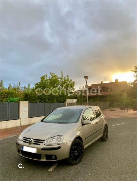 VOLKSWAGEN Golf 1.6 FSI Trendline