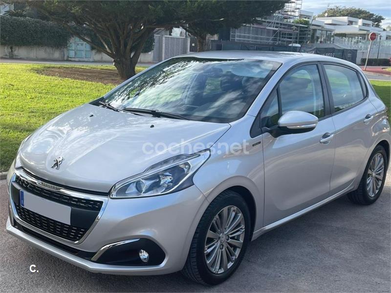 PEUGEOT 208 Signature 1.2L PureTech