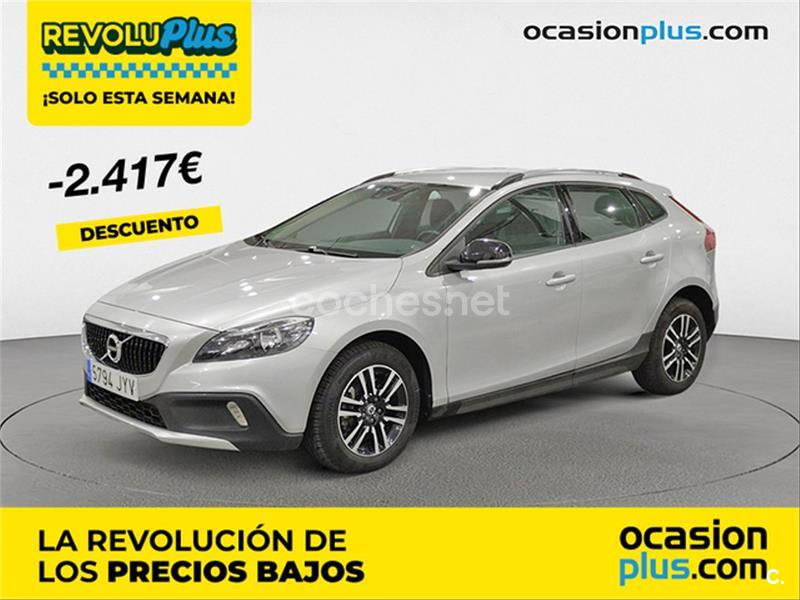 VOLVO V40 Cross Country 2.0 D2 Momentum Auto