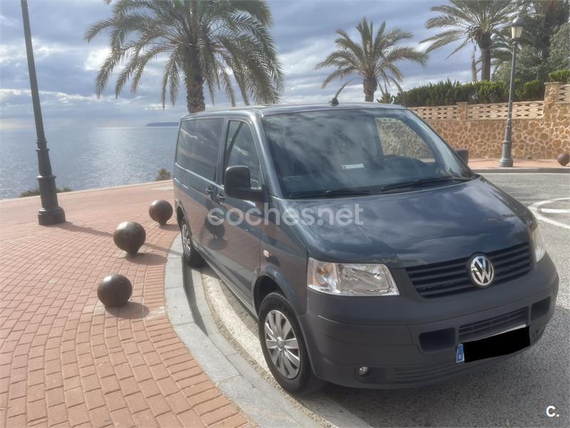 VOLKSWAGEN Caravelle Largo 2.5 TDI