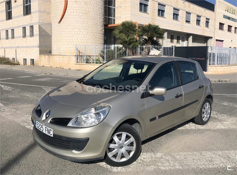 RENAULT Clio Authentique 1.2 16v