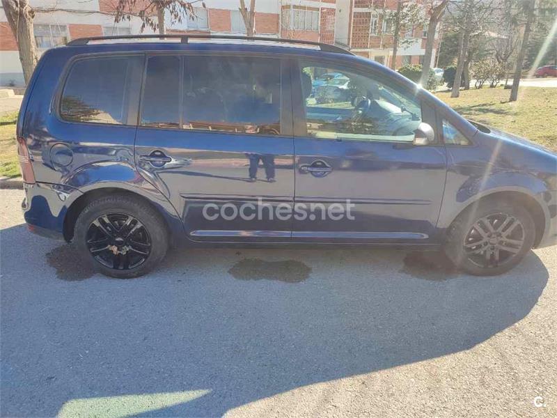 VOLKSWAGEN Touran