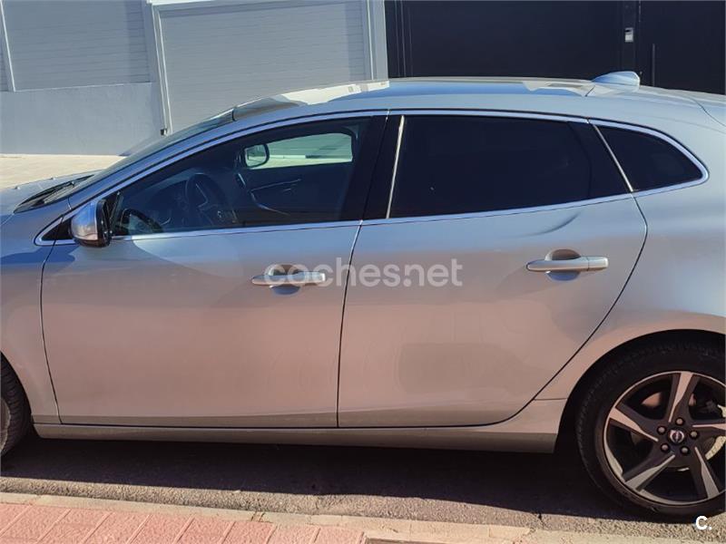 VOLVO V40 2.0 D3 RDesign Momentum