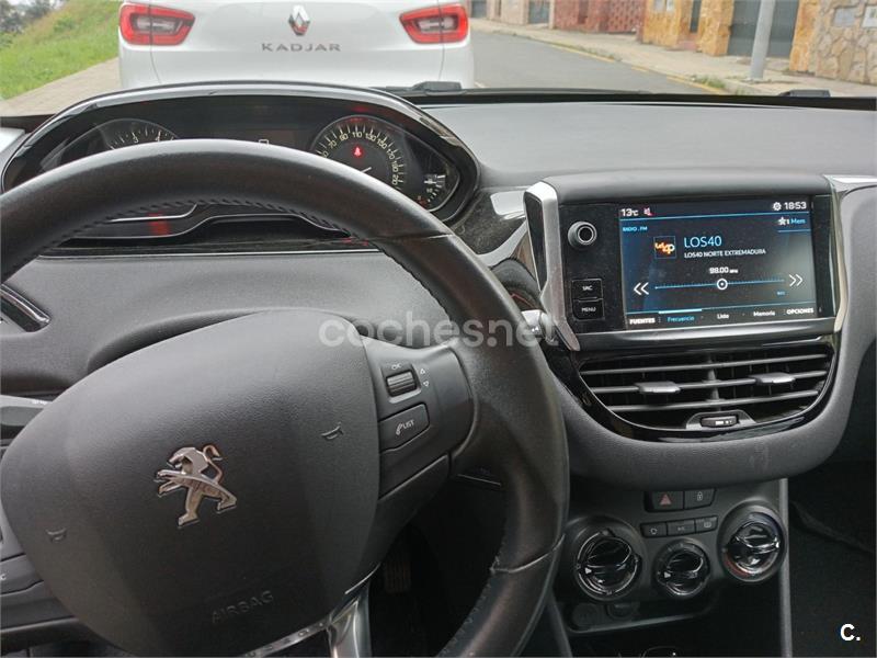 PEUGEOT 208 Signature 1.2L PureTech