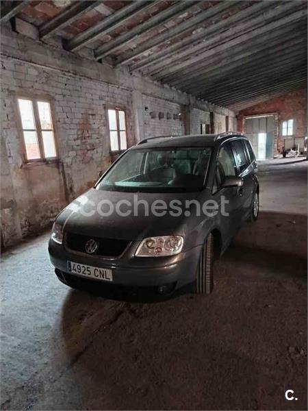 VOLKSWAGEN Touran