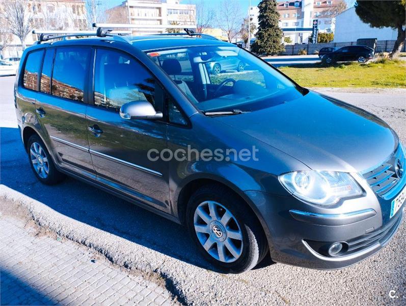 VOLKSWAGEN Touran