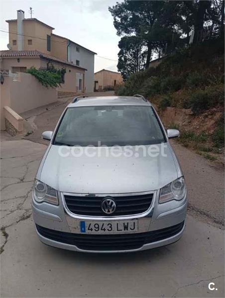 VOLKSWAGEN Touran
