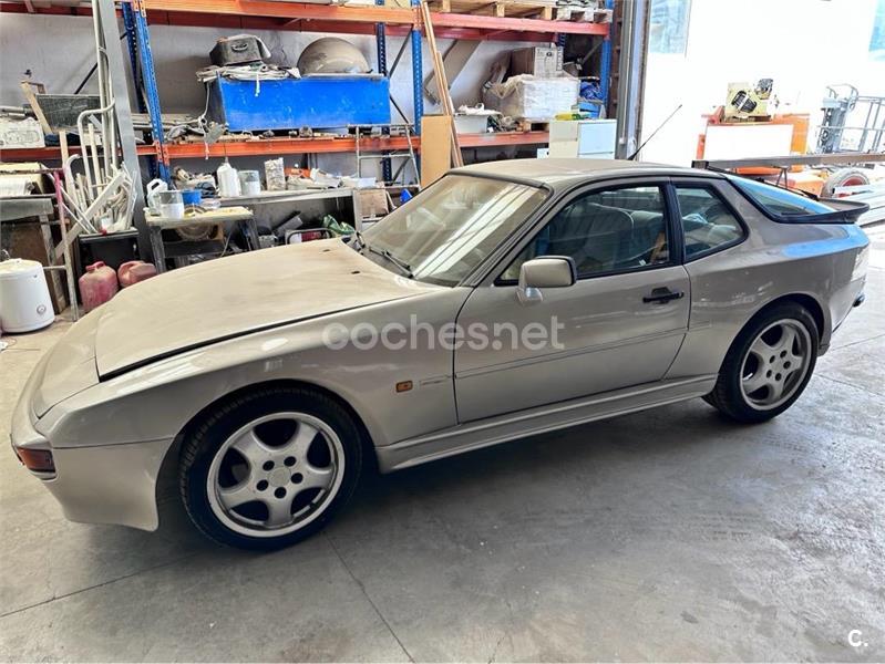 PORSCHE 944