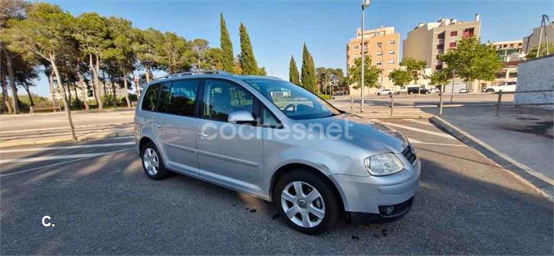 VOLKSWAGEN Touran