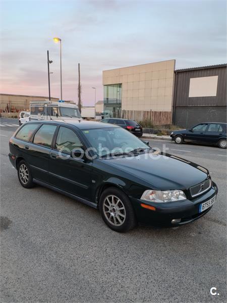 VOLVO V40 1.8
