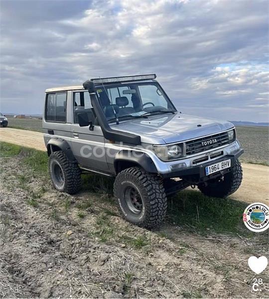 TOYOTA Land Cruiser de color gris / plata de segunda mano y