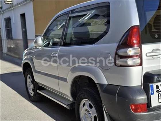 TOYOTA Land Cruiser de color gris / plata de segunda mano y