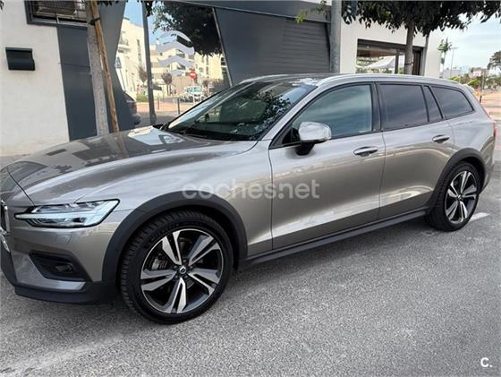 VOLVO V60 Cross Country 2.0 D4 AUTO PRO