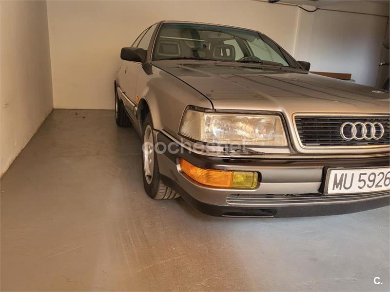 AUDI V8