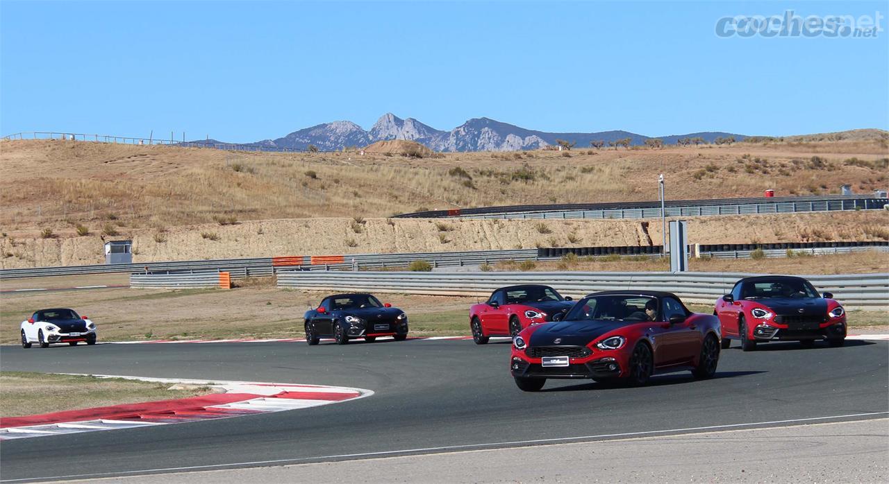 Abarth España puso 6 unidades del 124 Spider en pista, coches ya de producción y no pre-serie como el del vídeo que realizamos hace poco.