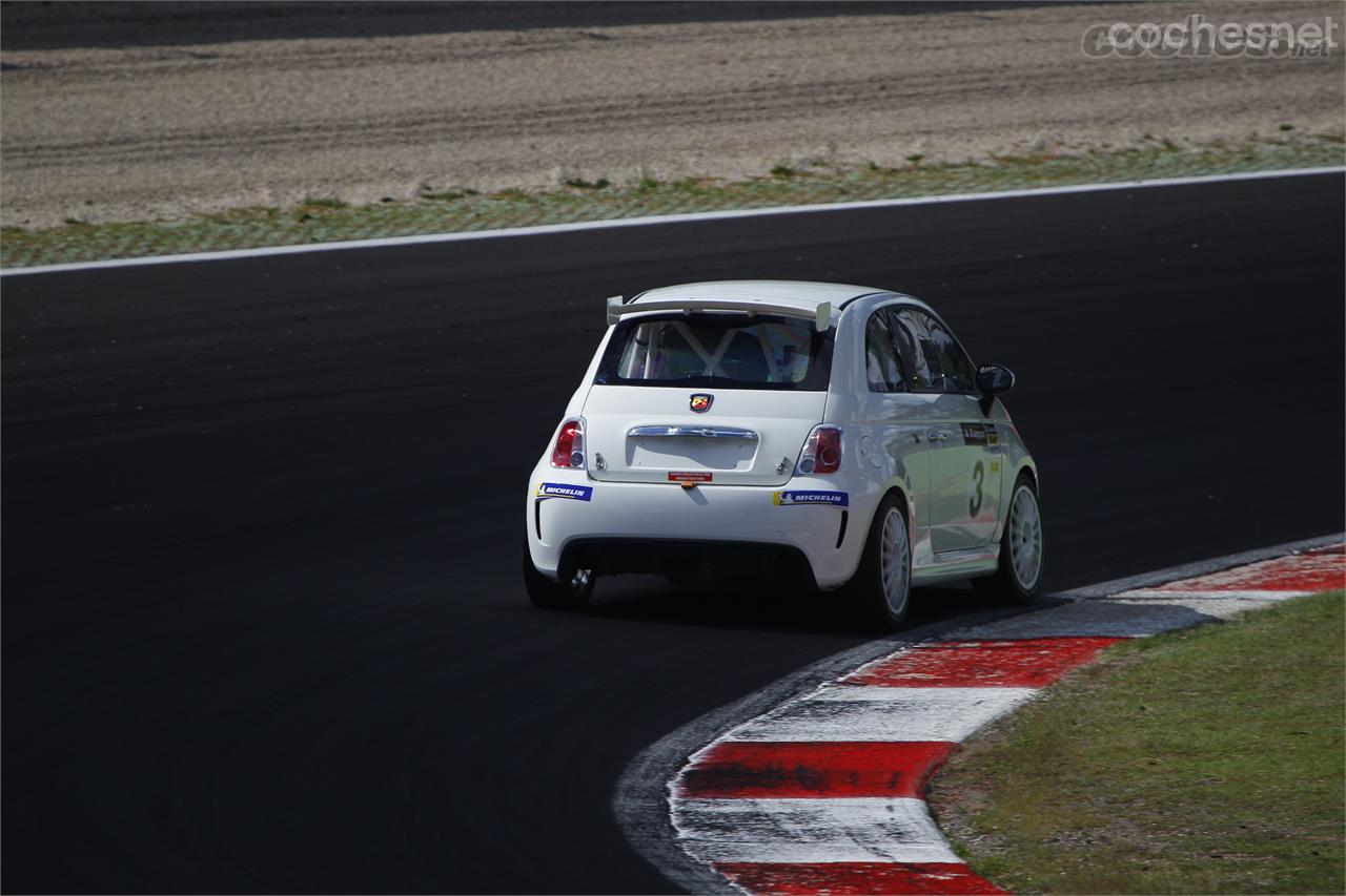 Ya desde la primera vuelta vimos que el Abarth no iba a ser un coche fácil pero también comprobamos que iba a ser un fin de semana divertido. 