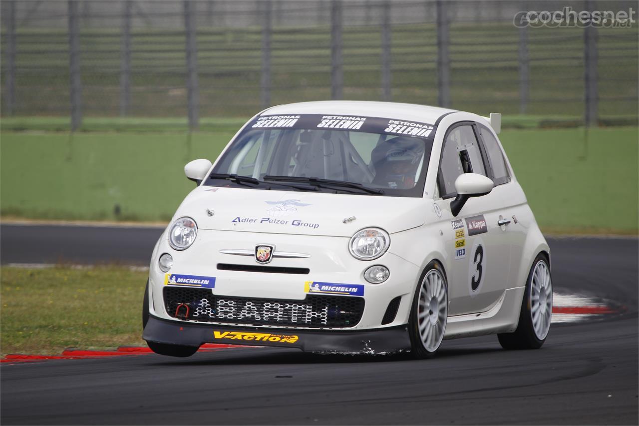 ¡Cómo va el Abarth 695 Assetto Corse Evoluzione! 215 cv 920 kg. Divertido y exigente.