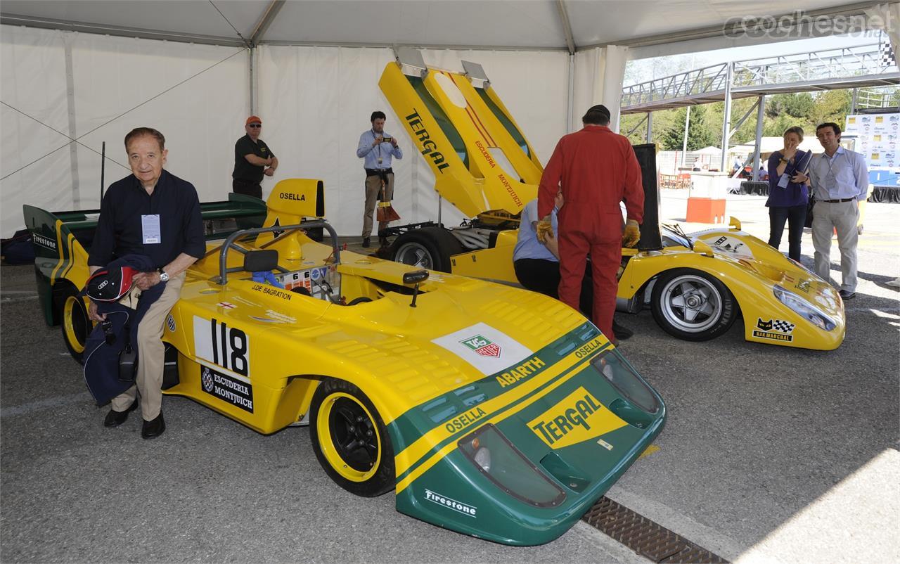 El gran piloto español Juan Fernández sentado sobre su Abarth Osella PA2. Este gentleman de pies a cabeza dentro y fuera de la pista nos dejó en junio de 2020. (Foto: Espíritu de Montjuïc).