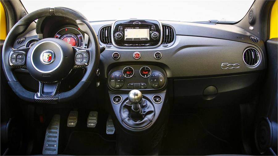 El interior adquiere un aire más deportivo gracias a las inserciones de carbono en el volante, la piel vuelta, los pedales deportivos de aluminio o el nuevo pomo de la palanca del cambio.