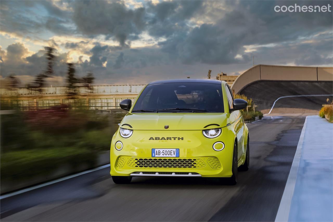 El Abarth 500e en la pista del techo del Lingoto en Turín, donde es totalmente compatible con el nuevo jardín desplegado en tan emblemático escenario.