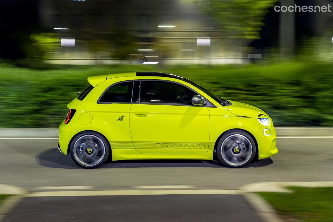 La edición de lanzamiento del Abarth 500e será la serie especial Scorpionissima disponible en este verde ácido y en azul eléctrico.