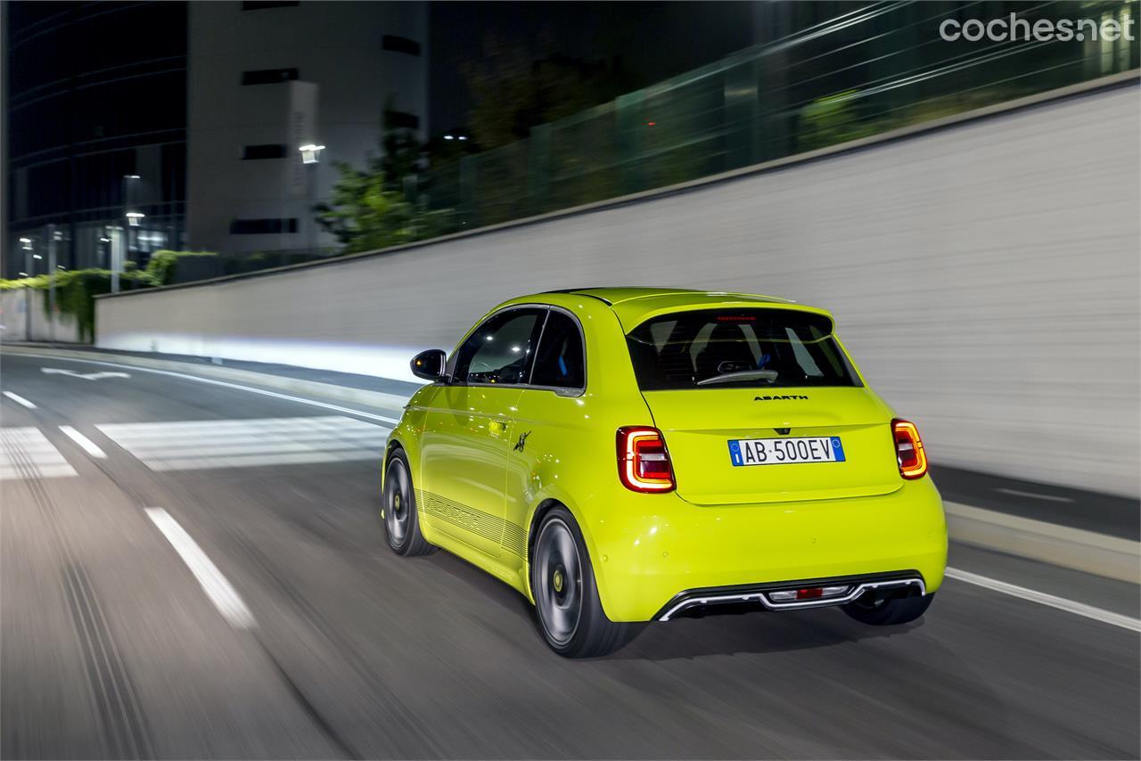 El nuevo Abarth 500e ya está a la venta, en versión coupé y cabrio. 