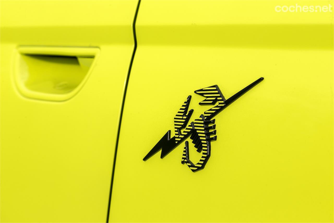 El Abarth 500e inaugura el nuevo logo del escorpión, ahora con estilo "electrificado".