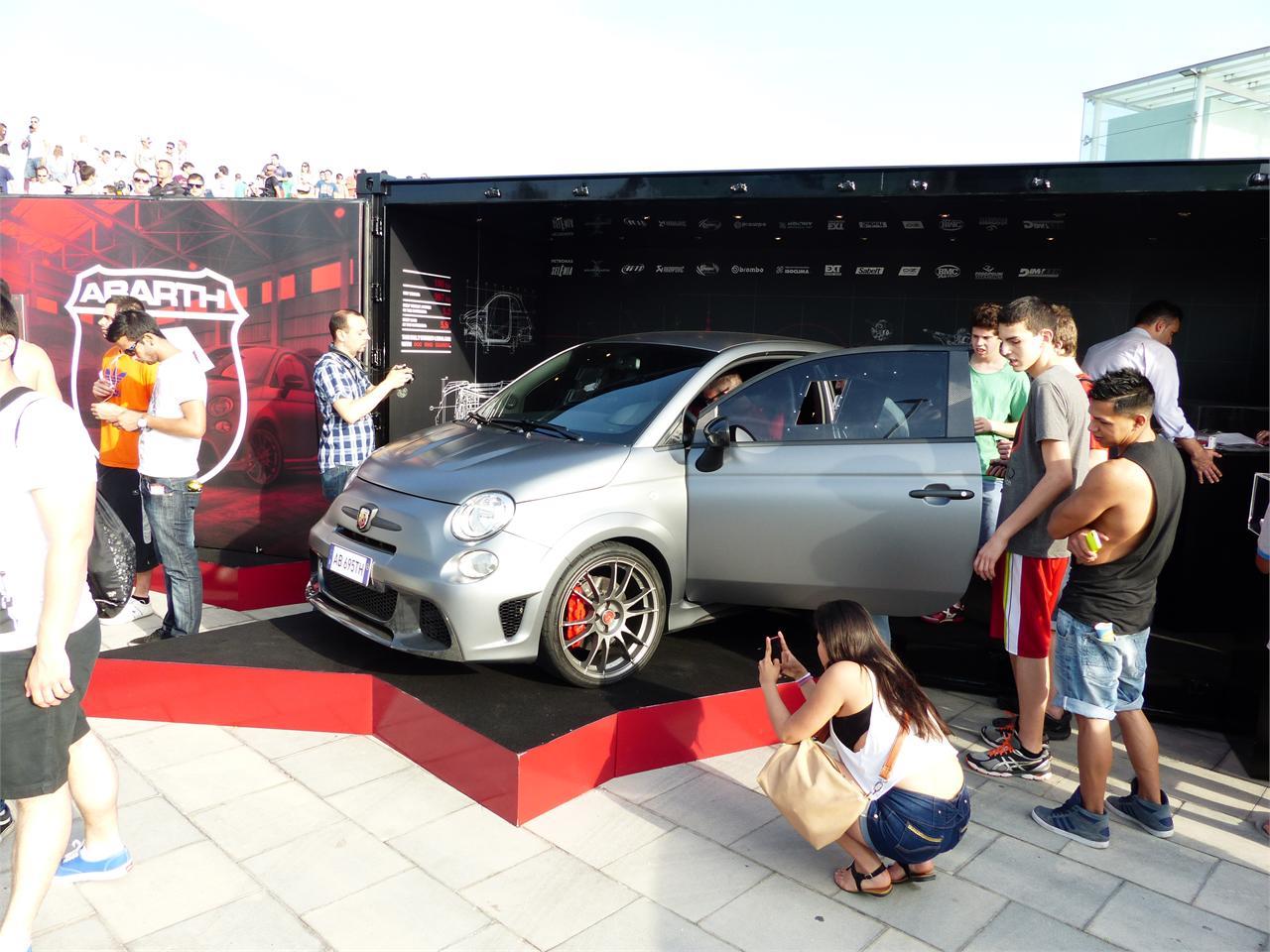 El Abarth 695 Biposto recibía a los participantes y a los aficionados a los pies del Hotel W en Barcelona.