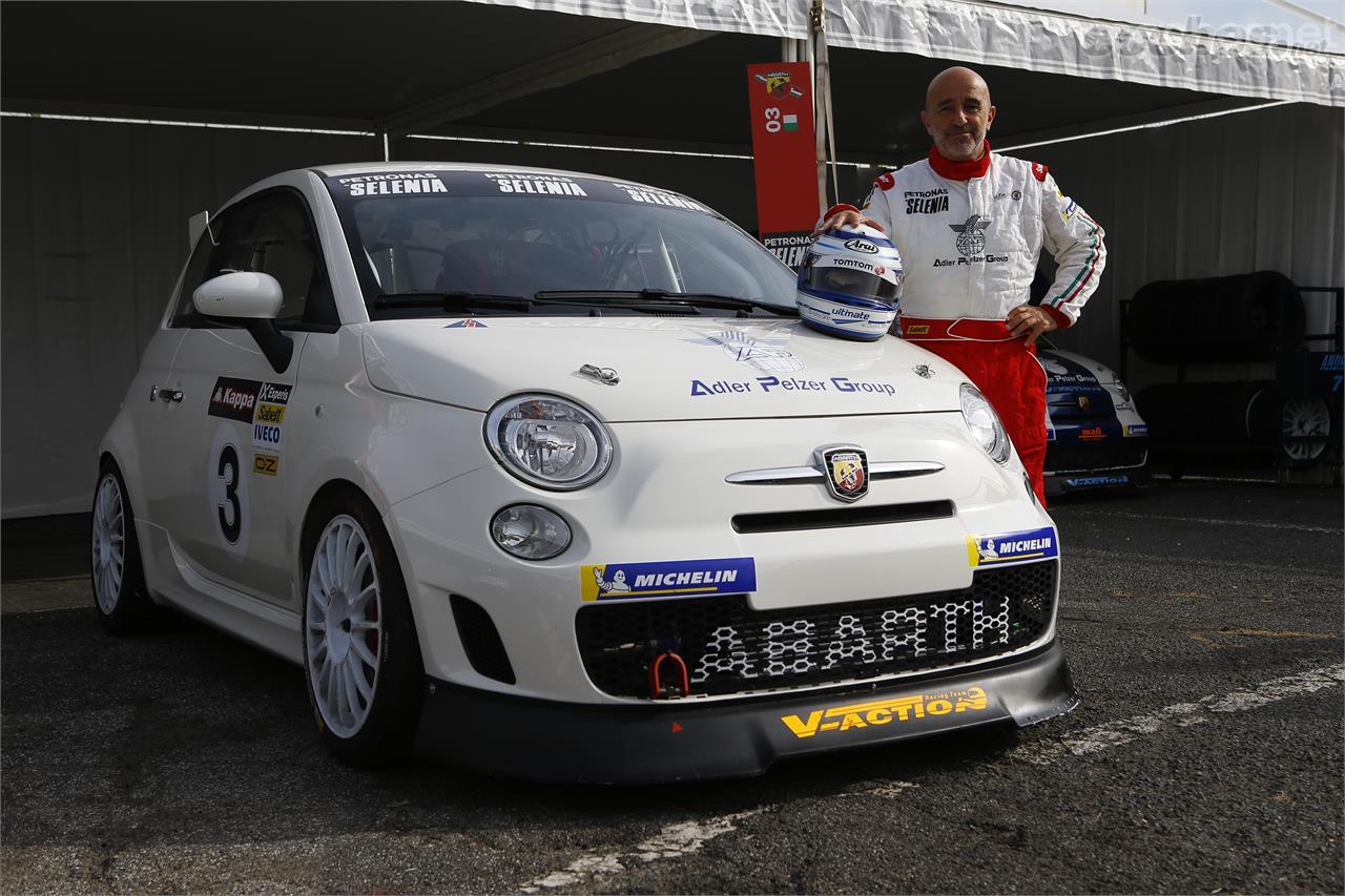 Una vez en el circuito lo primero que hicimos fue ir a ver “nuestro coche”. Ahí estaba. Blanco, impecable y con todo preparado para rodar al día siguiente.