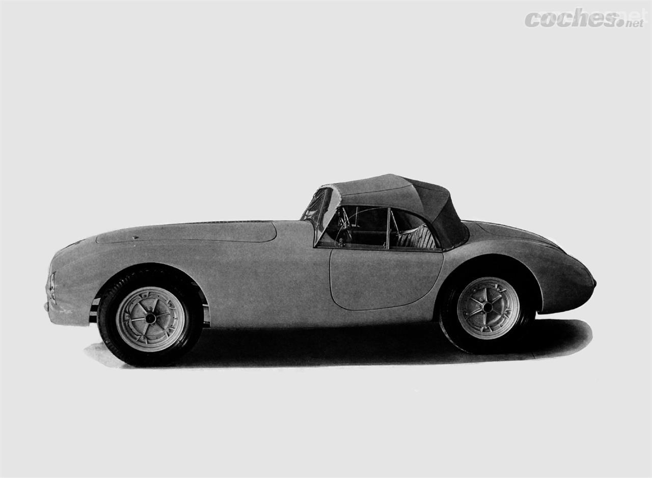 Este es el prototipo que John Tojeiro construyó de forma artesanal para que AC Cars iniciara la producción en serie del Ace en 1953.