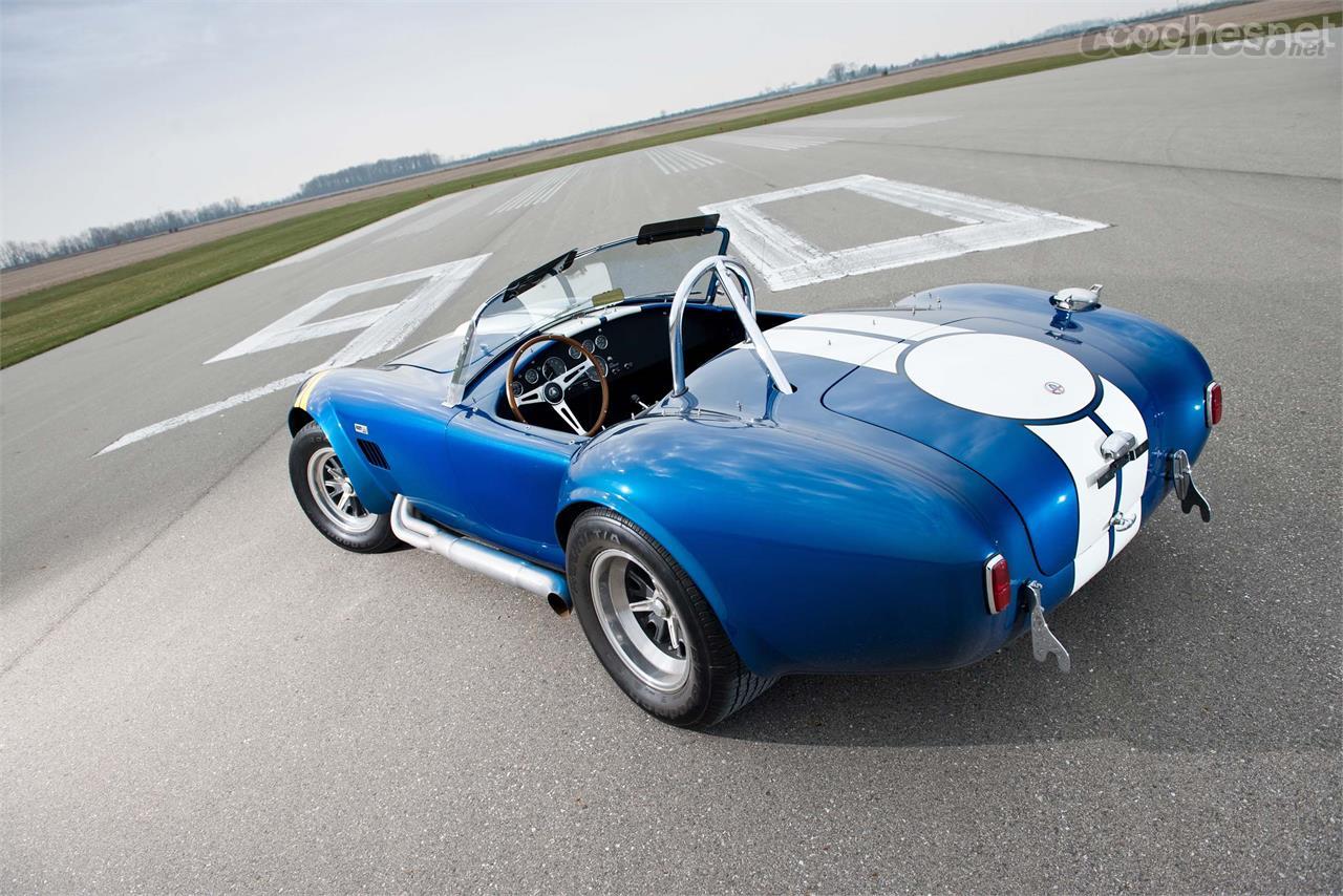 El 427 fue la última evolución del Cobra original. Su nombre hacía referencia a la cilindrada de su colosal V8 de 427 pulgadas cúbicas, vamos ¡7 litros!