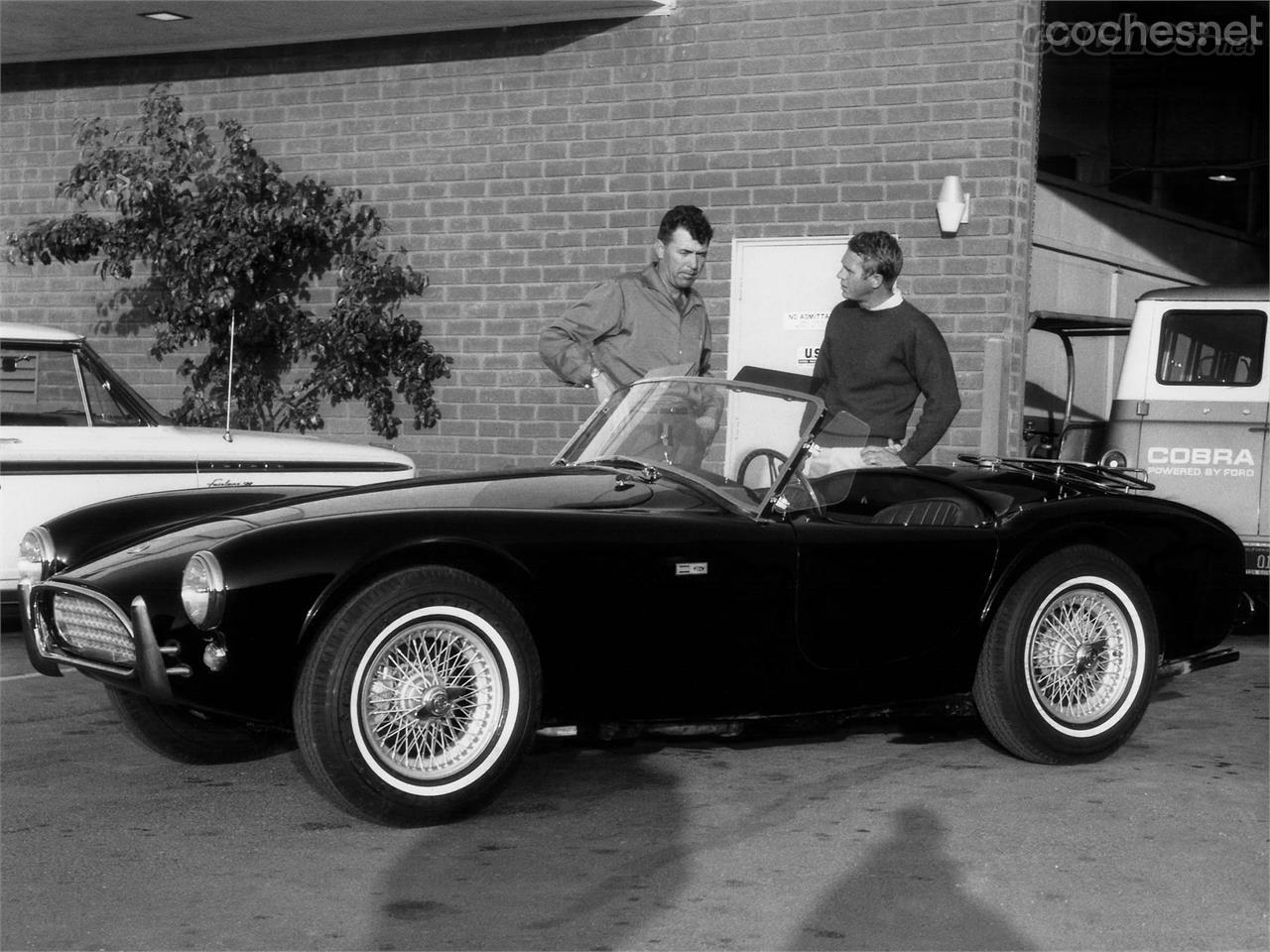 El actor de Hollywood Steve McQueen fue un gran apasionado del Cobra, en imagen conversando con el creador de la criatura, el tejano Carroll Shelby.