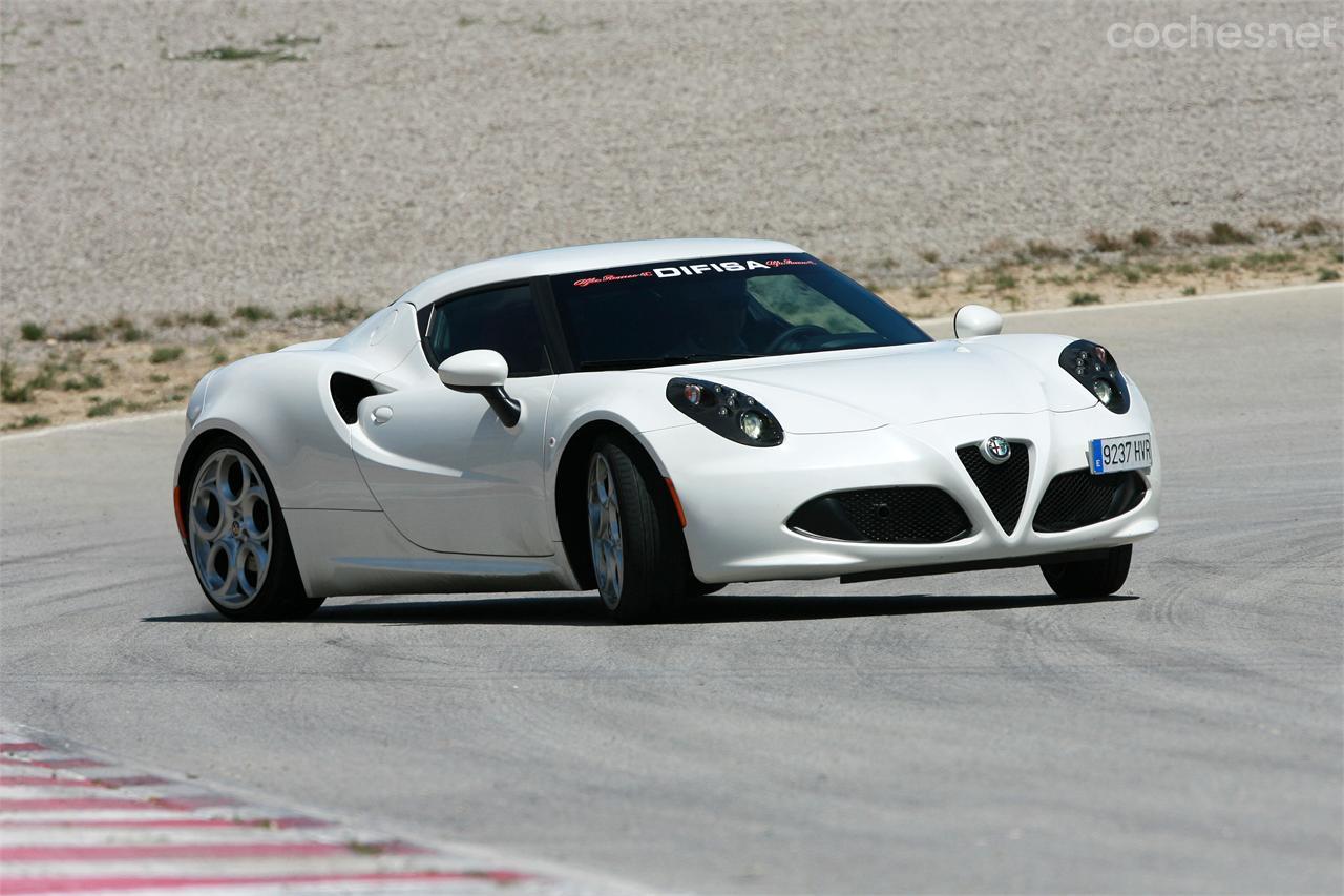 Con el modo Race del DNA el 4C queda sin ningún tipo de control. Es más seguro disfrutarlo con el modo Dynamic en el que la electrónica deja jugar pero queda latente. Fotos: Eloy García