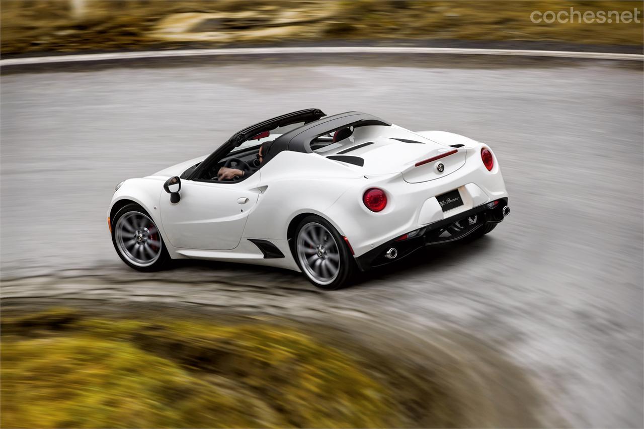 Además de los nuevos faros delanteros y los pilotos traseros LED el Alfa Romeo 4C Spider se distingue por el arco de seguridad también en carbono.