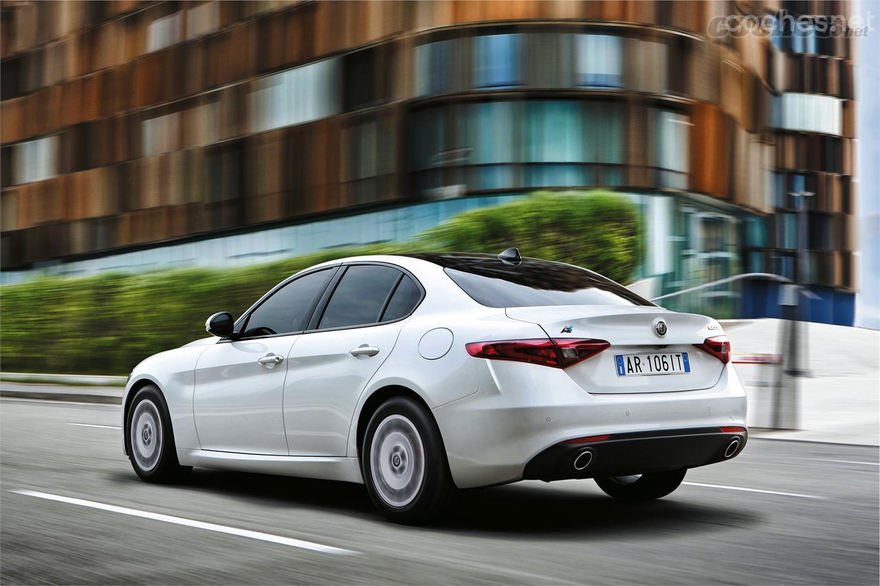 Alfa Romeo también presenta en París una nueva versión del Giulia más eficiente, denominada "AE", equipada para mejorar la resistencia aerodinámica y gastar el mínimo. 