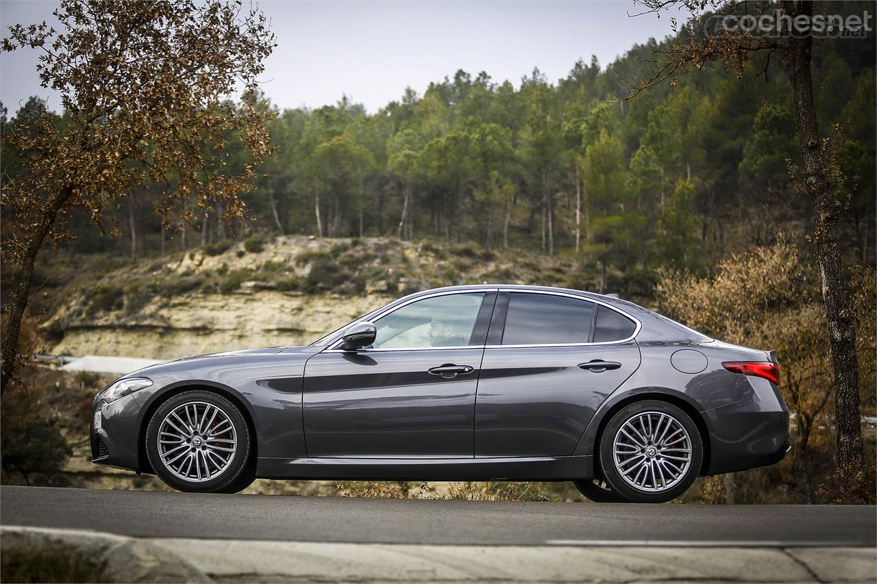 El perfil recuerda al de otros modelos del segmento. La caída del frontal es muy similar a la del BMW Serie 3 y la trasera recuerda a algunos modelos japoneses.