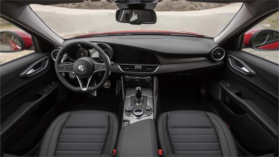 En el interior se distingue por volante y asientos deportivos así como por las inserciones en aluminio.