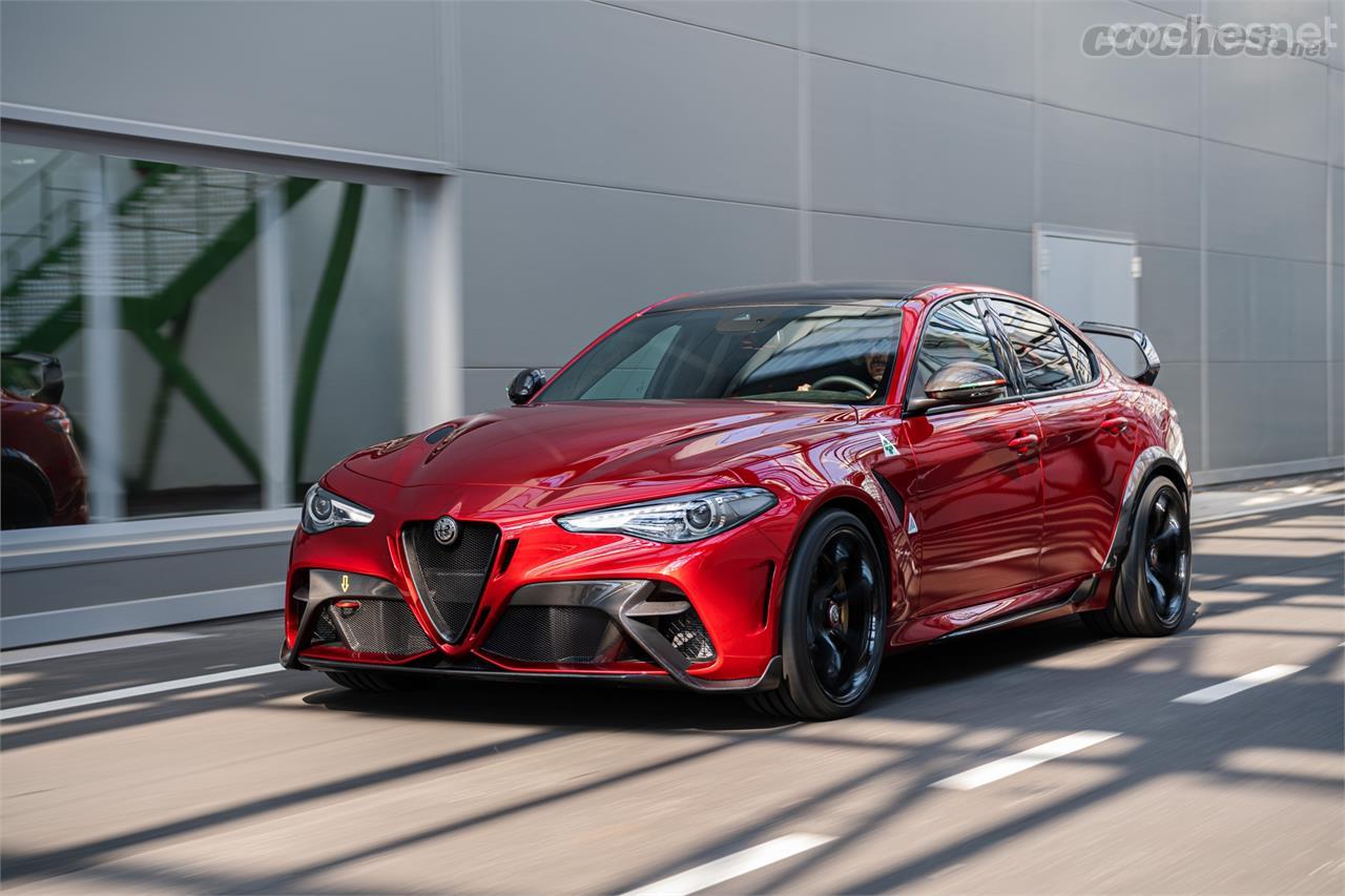 El Alfa Romeo Giulia GTA es una versión extrema del Quadrifoglio, con un kit aerodinámico espectacular, 540 CV y 100 kilos menos.